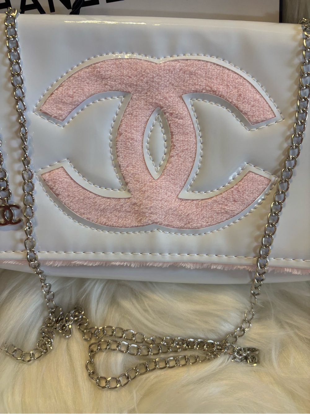 White BEAUTE Crossbody Makeup Bag with Pink Texture CC Logo - Picture 5 of 7